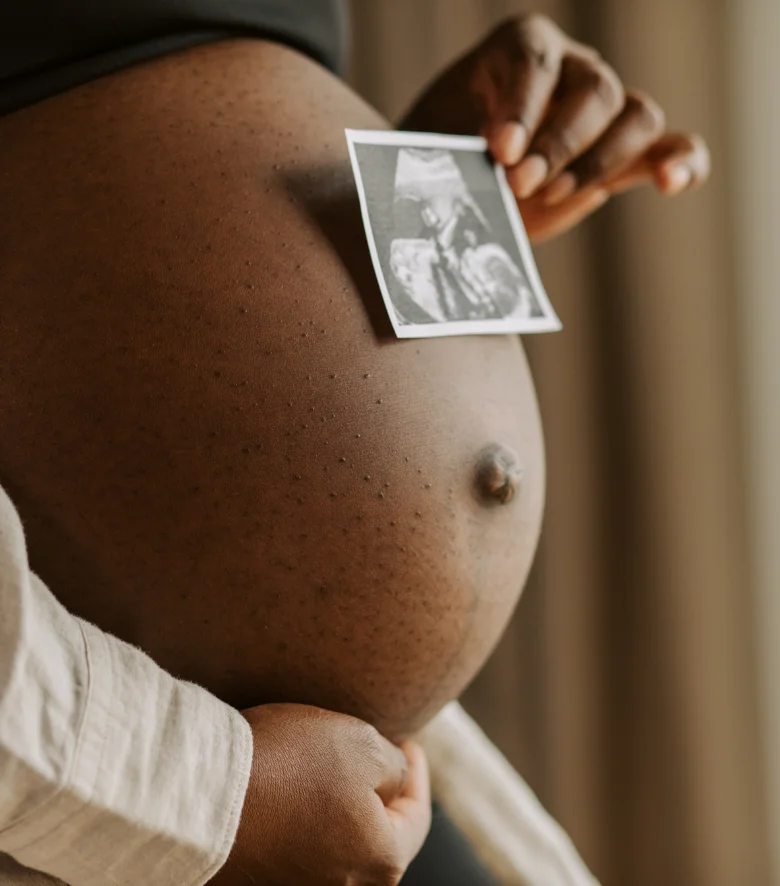 Ventre de femme enceinte et échographie - Vers l'essentiel